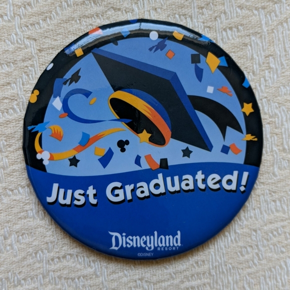 Just Graduated! Disneyland Resort Pin - Picture 1 of 3